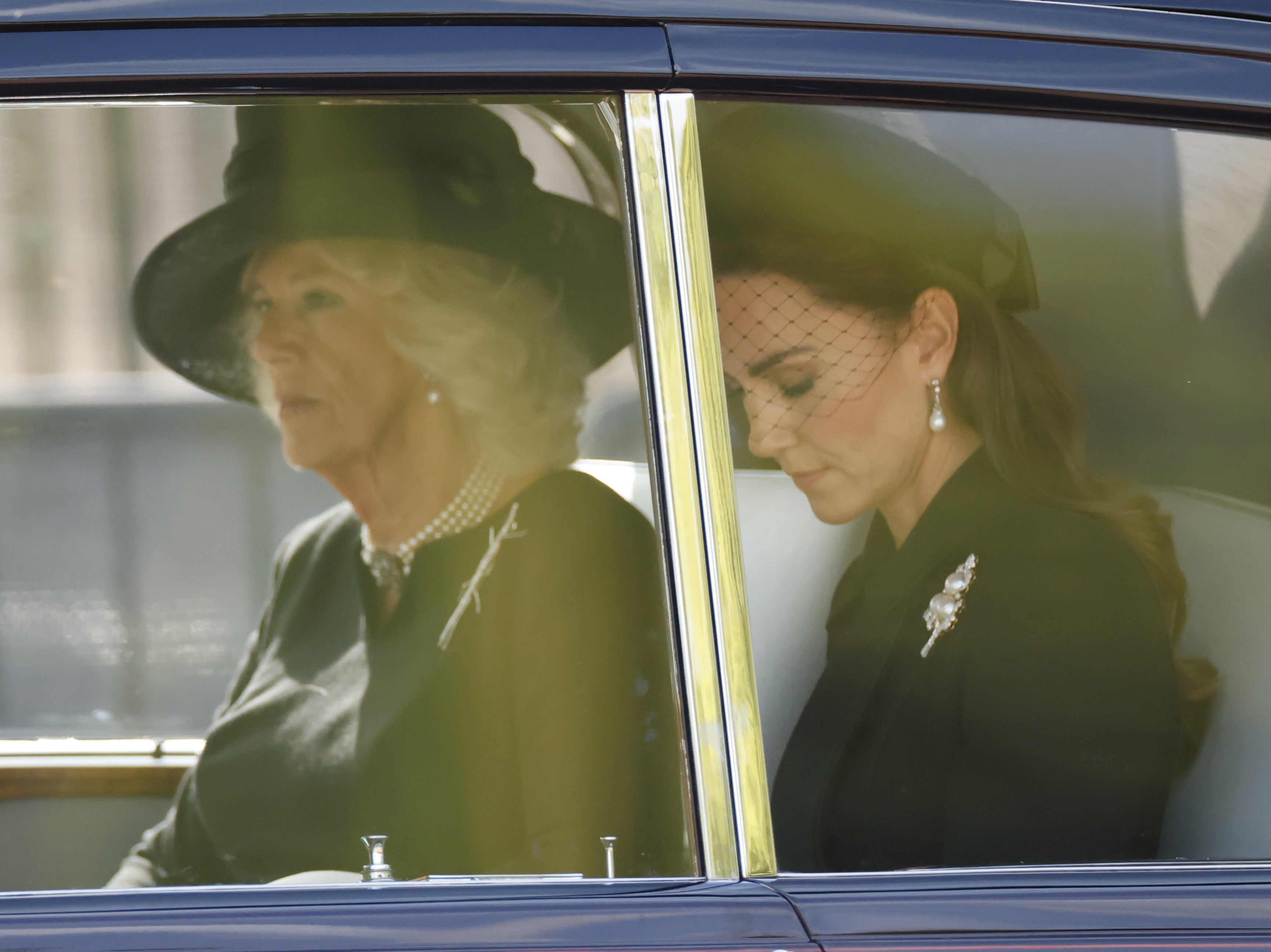 La princesa de Gales acompañó a la reina consorte, mientras que la duquesa de Sussex viajó en un carro distinto