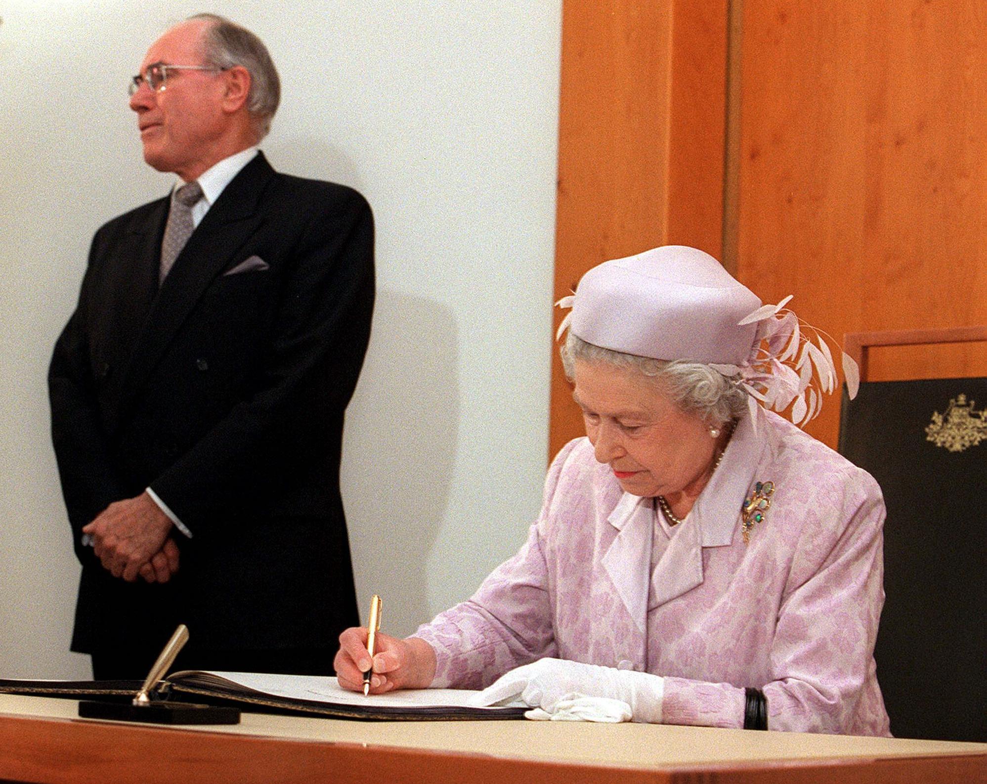 La reina Isabel firma el libro de visitas del Parlamento en Canberra, Australia, en marzo de 2000