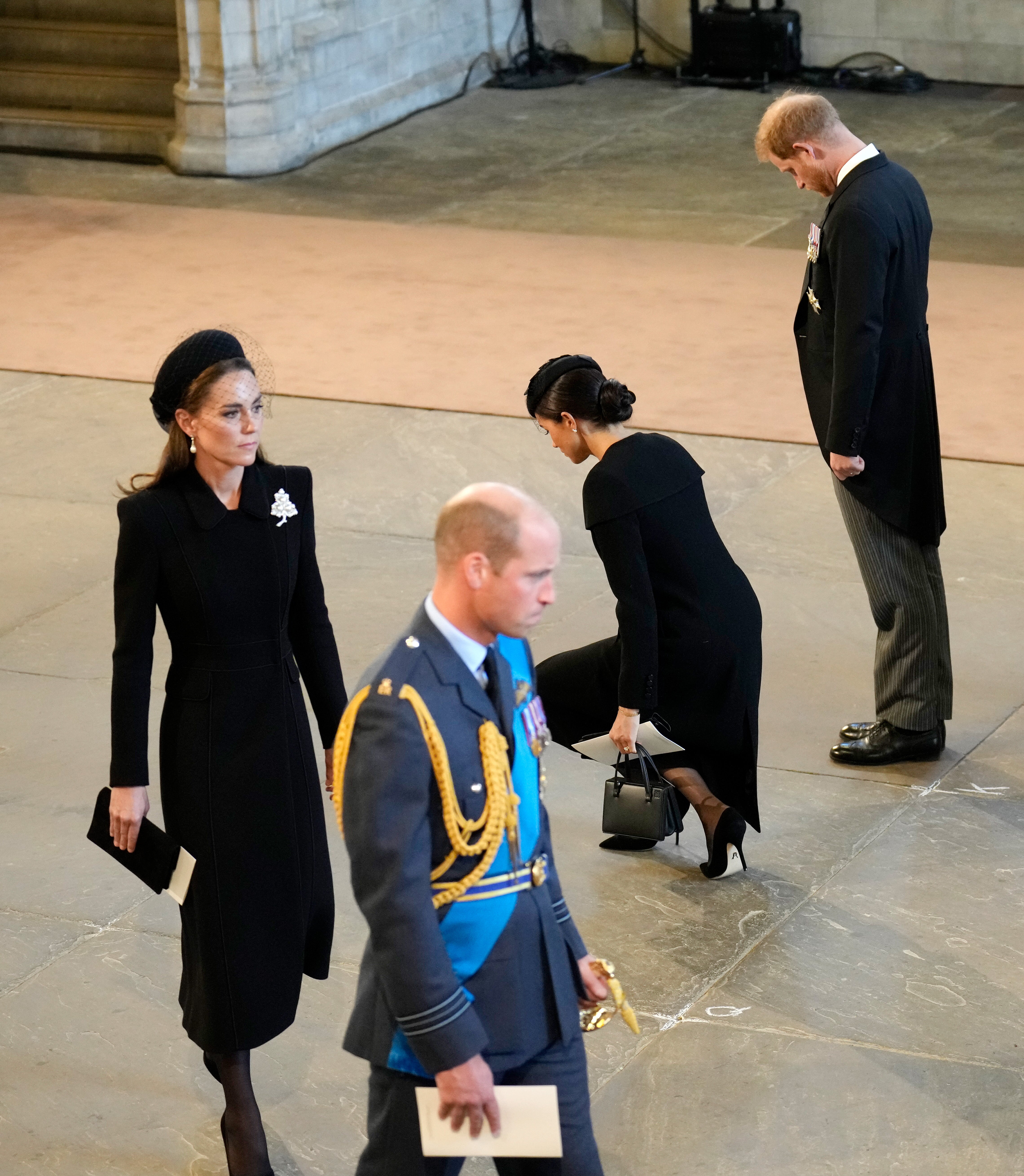 Meghan hace una reverencia ante el ataúd de la reina en el Westmister Hall