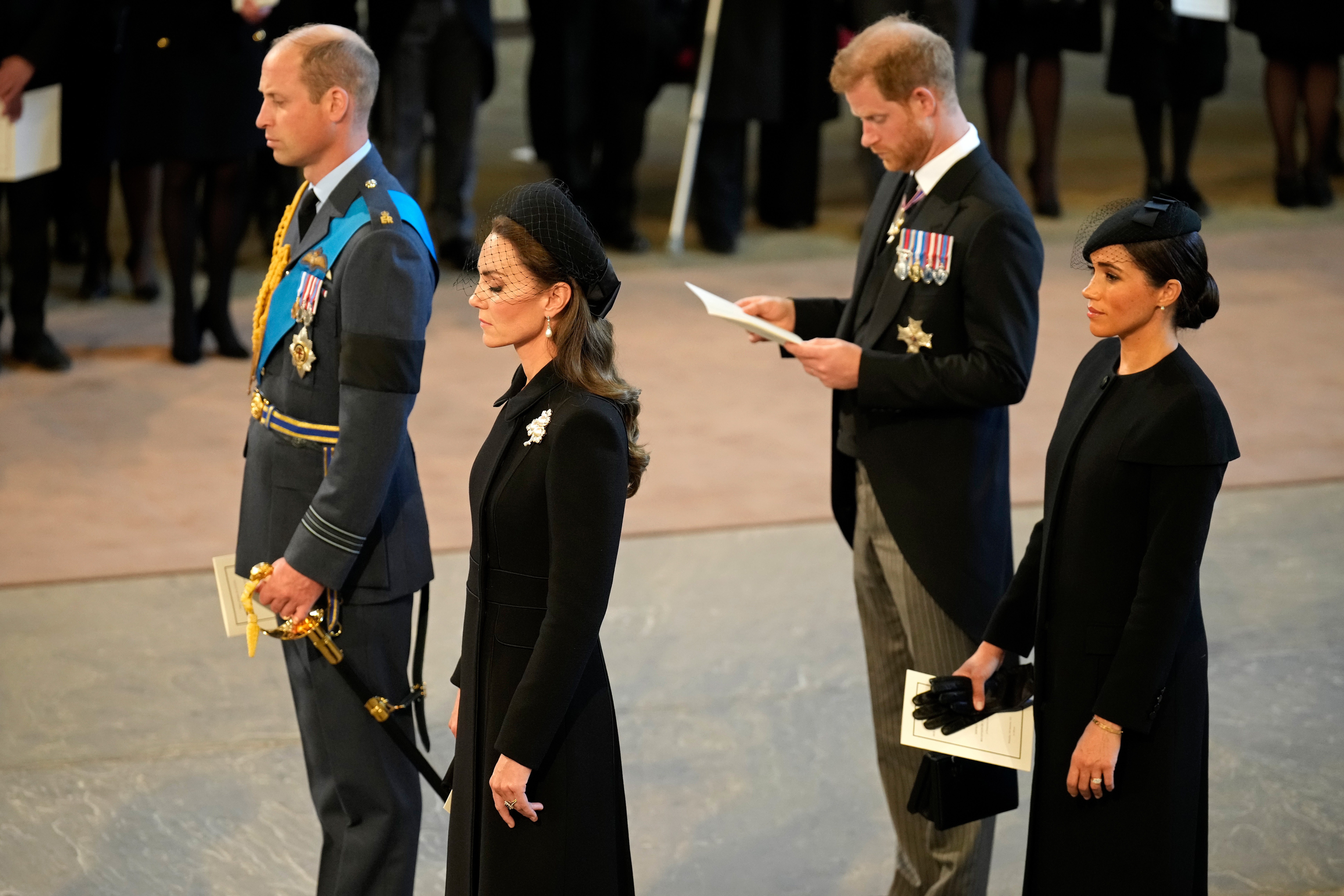 Los príncipes de Gales y los duques de Sussex durante la ceremonia por la difunta reina