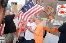 Donald Trump habla por teléfono con la madre de Ashli Babbitt, alborotadora del 6 de enero