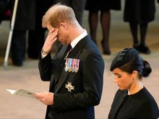 Emotiva exhibición del príncipe Harry frente a ataúd de la reina genera reacciones de simpatía: “Desgarrador”