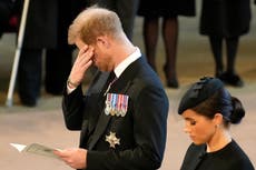Emotiva exhibición del príncipe Harry frente a ataúd de la reina genera reacciones de simpatía: “Desgarrador”