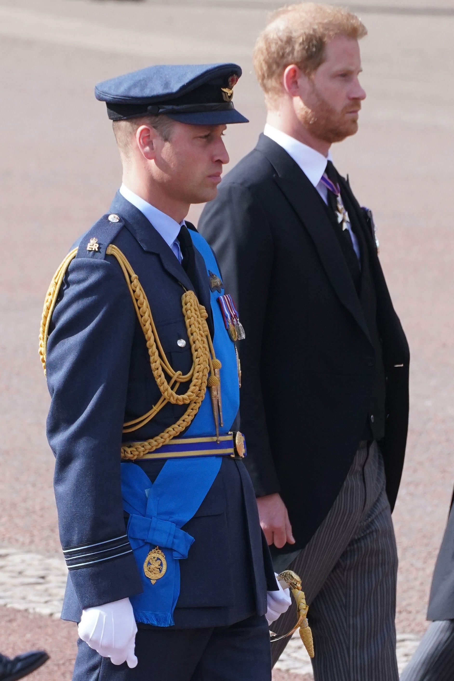 El príncipe de Gales y el duque de Sussex mostraron un frente unido durante la procesión del cuerpo de la reina