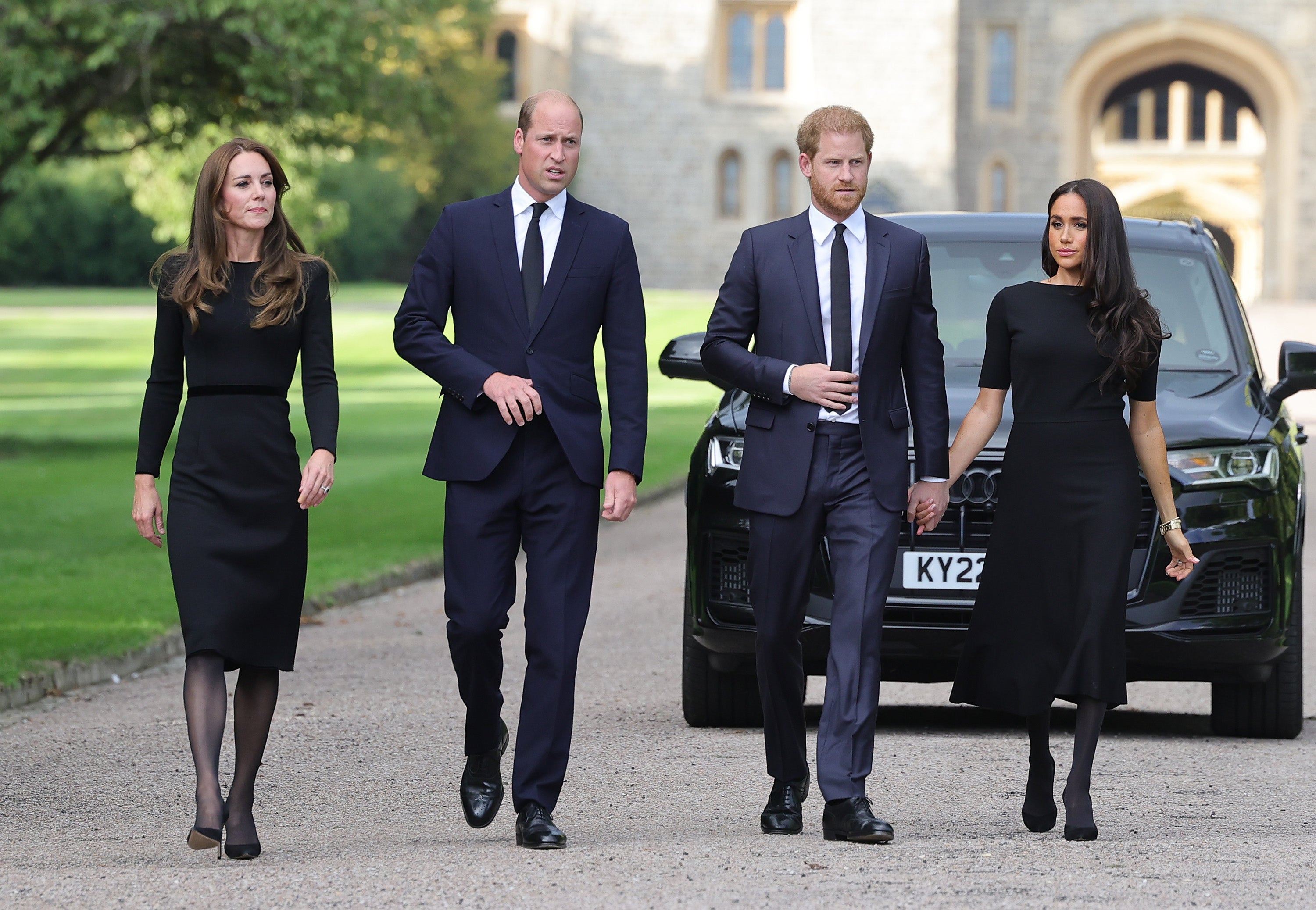 Los hermanos y sus esposas se reúnen afuera del castillo de Windsor