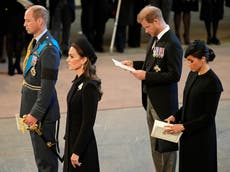 Príncipe Harry y Meghan Markle cenan con la familia real en el palacio de Buckingham, informan