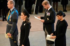 Príncipe Harry y Meghan Markle cenan con la familia real en el palacio de Buckingham, informan