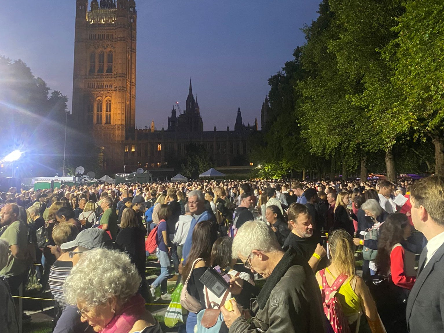 Un mar de personas esperó por horas en medio de la noche para presentar sus respetos a la fallecida reina