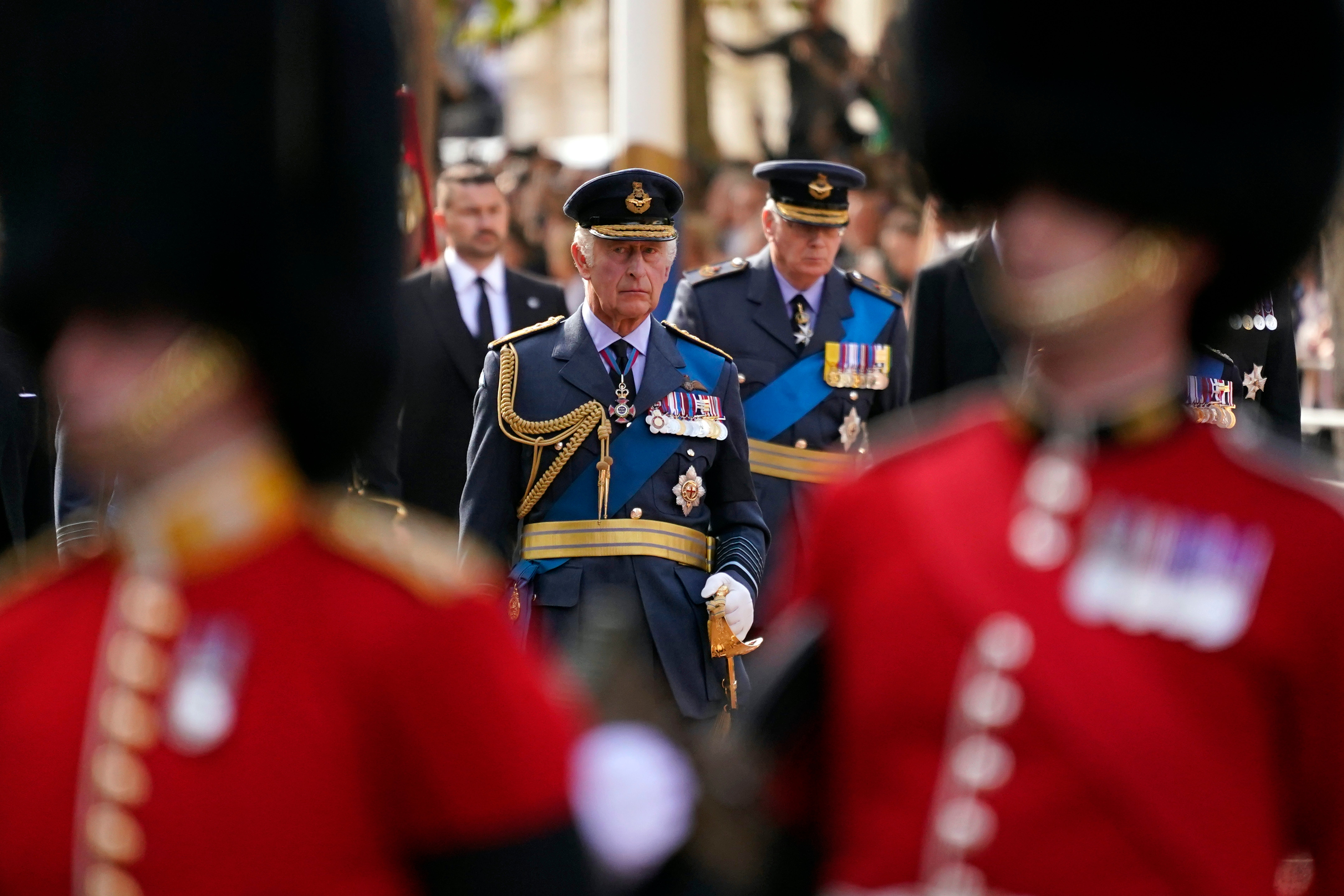 El rey Carlos III volverá a encabezar una procesión tras el ataúd de su madre