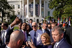 Popularidad de Biden sube antes de elecciones de noviembre