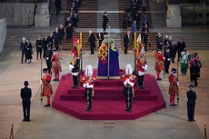 “Cómo un guardia se desmayó mientras presentaba mis respetos a la reina”