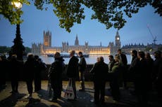 Miles hacen fila en Londres para despedirse de Isabel II