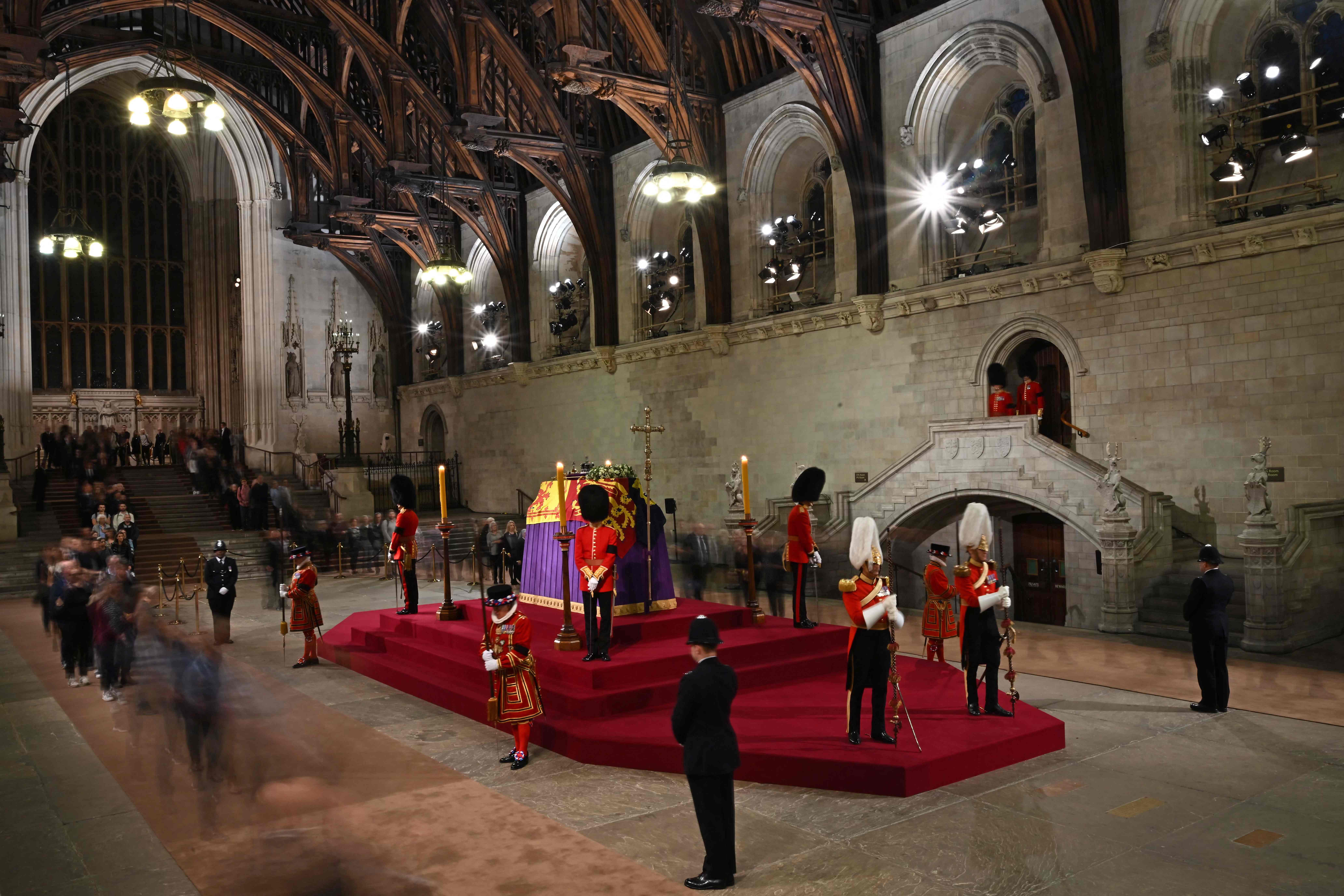 Miembros del público pasan junto al ataúd de la reina Isabel II, en Westminster Hall