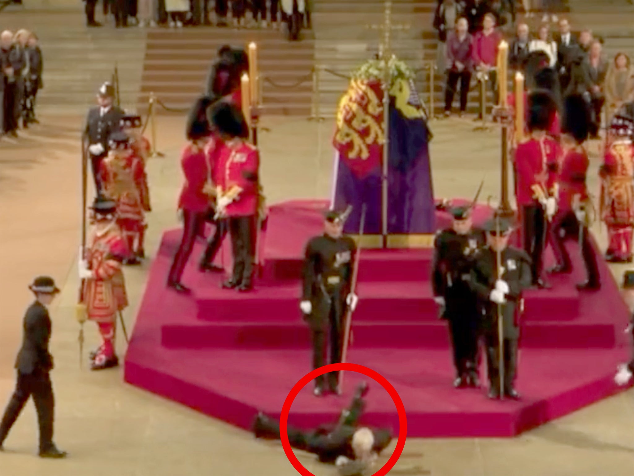 Un guardia real se desmaya frente al ataúd de la reina Isabel II