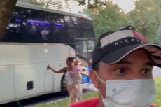 Texas envía dos autobuses de migrantes a casa de Kamala Harris