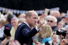 El príncipe William le dice a personas de luto que caminar detrás del ataúd de la reina “le trajo recuerdos”