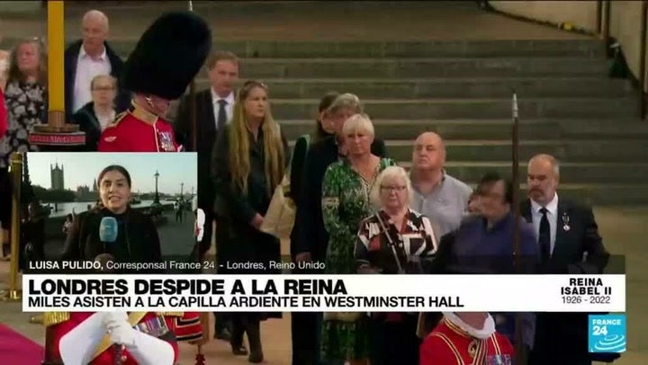 Así se ve el interior de la capilla ardiente donde reposa el féretro de la reina Isabel II