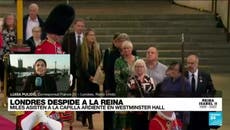 Así se ve el interior de la capilla ardiente donde reposa el féretro de la reina Isabel II