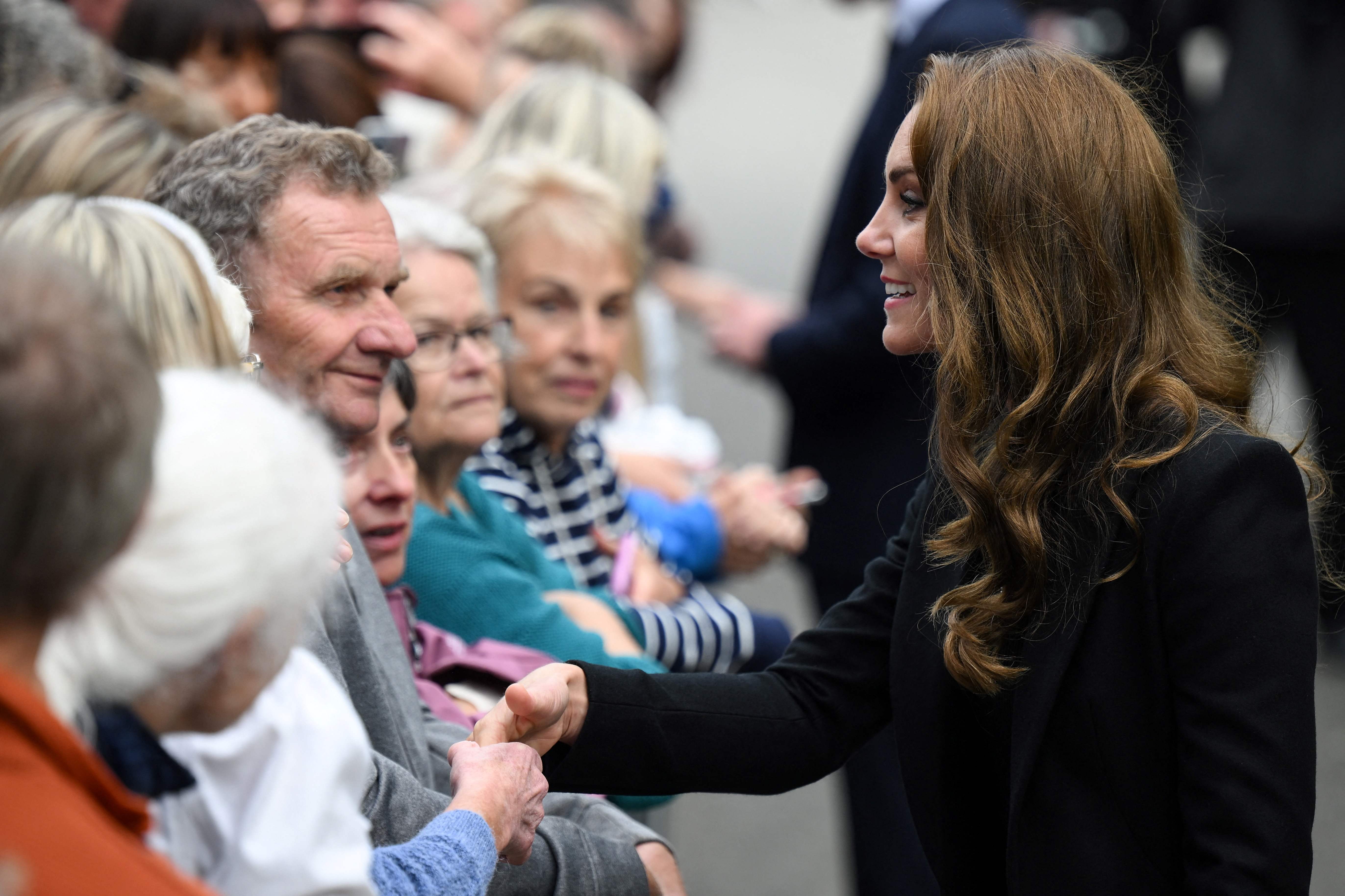 La princesa de Gales habla con miembros del público afuera de Sandringham Estate