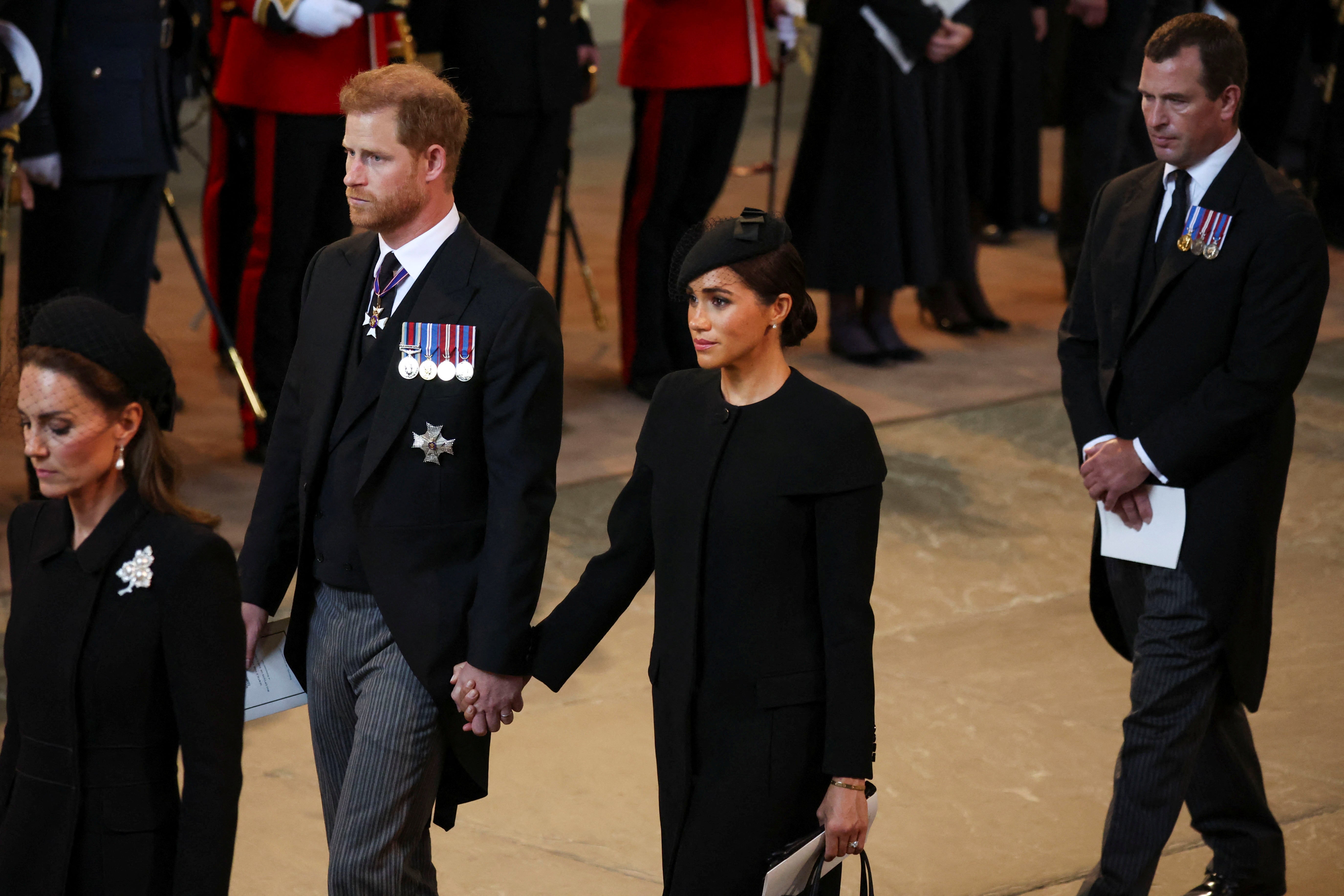 Meghan Markle y el príncipe Harry se tomaron de la mano al salir de la ceremonia a la reina Isabel II