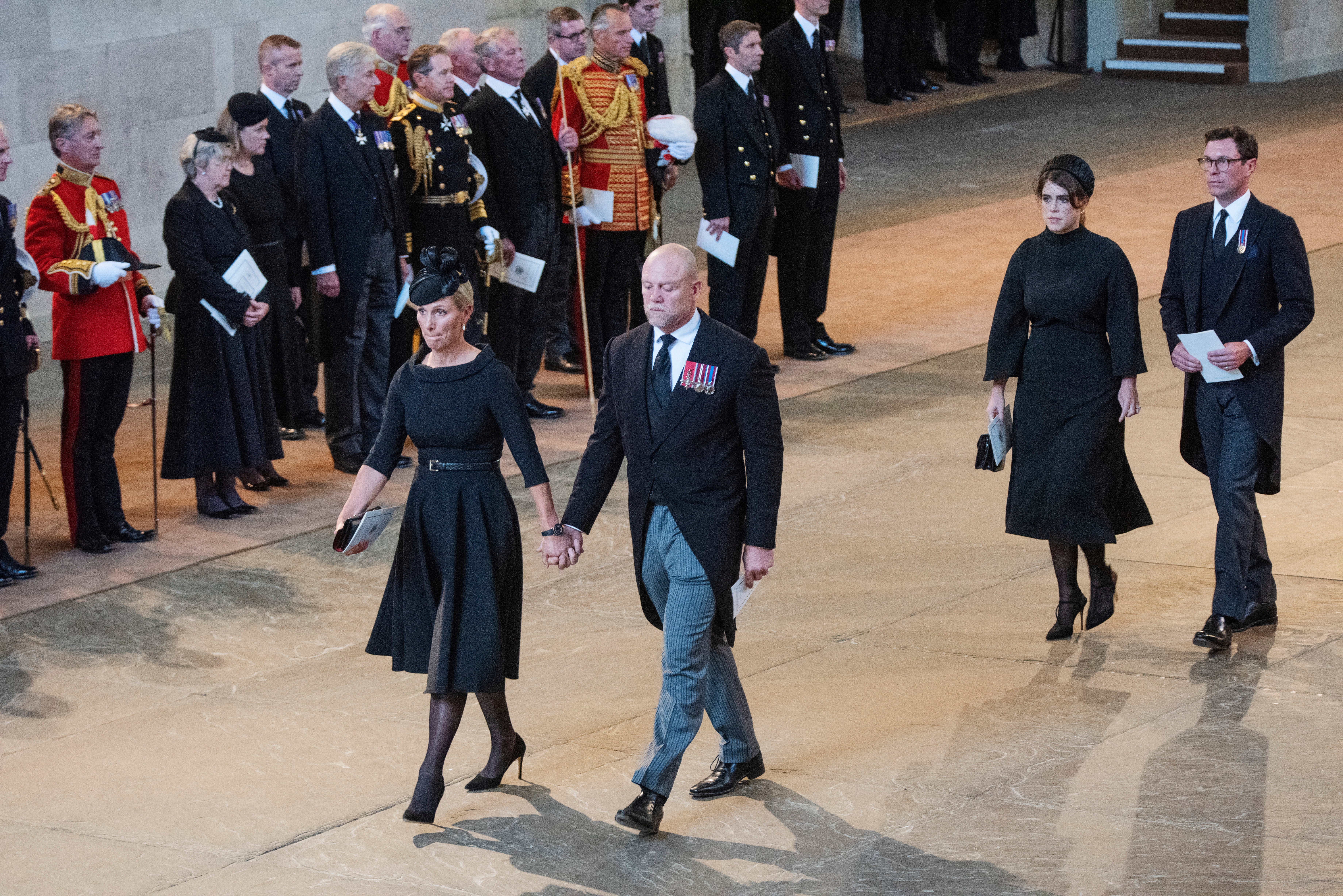 Zara Tindall y su marido Mike también se tomaron de la mano al salir de la ceremonia a la reina Isabel II
