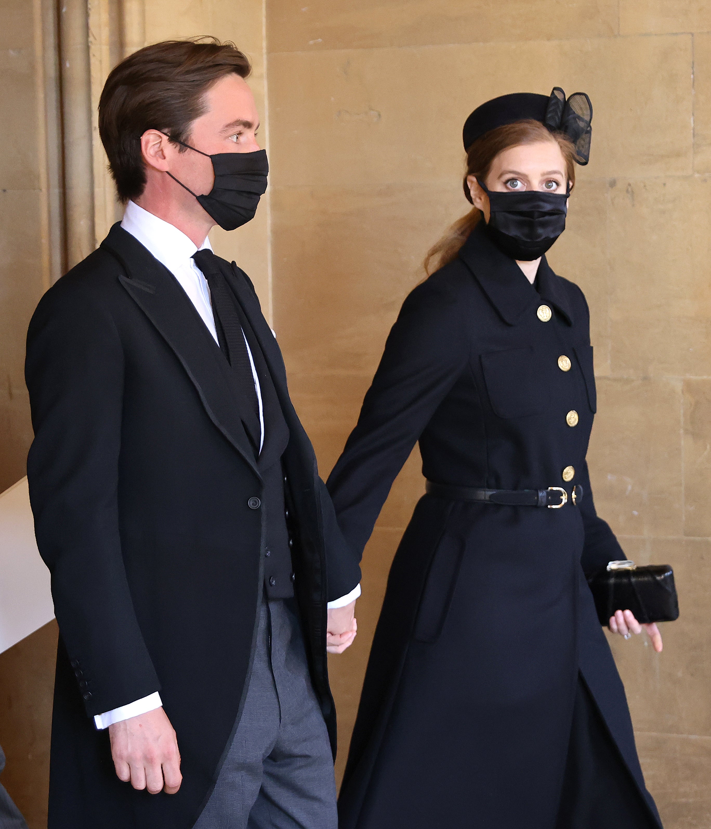 La princesa Beatrice y Edoardo Mapelli Mozzi se tomaron de la mano en el funeral del príncipe Felipe