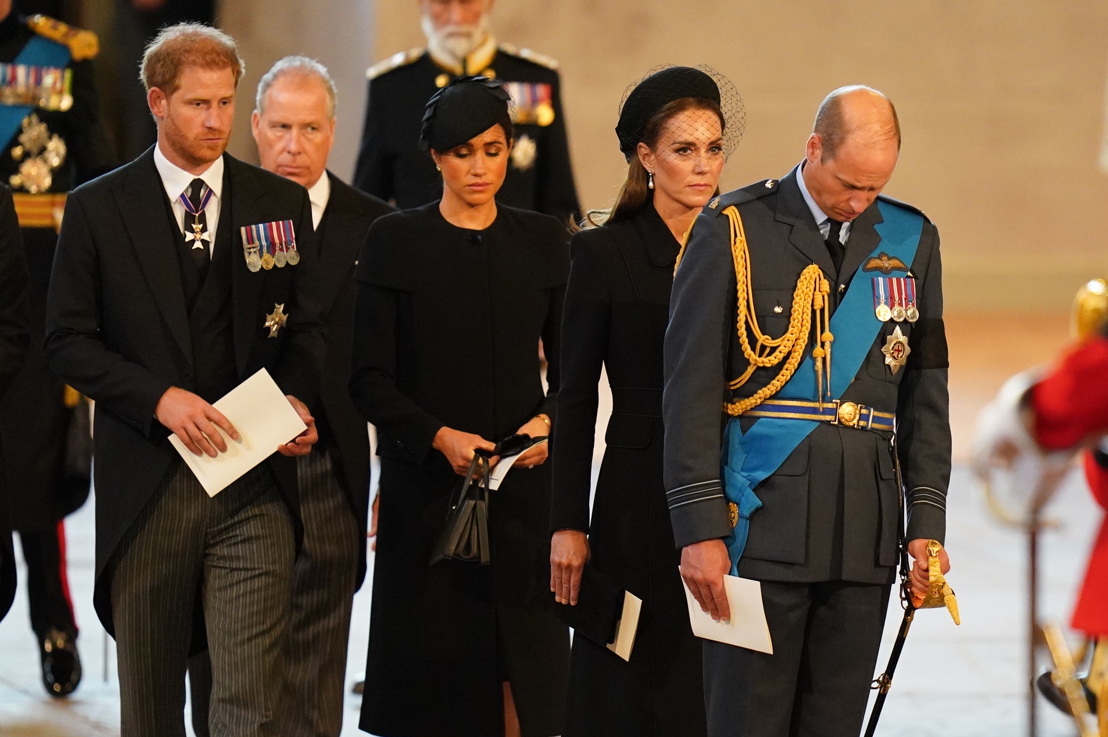 Harry, Meghan, Kate y William siguen el féretro dentro de Westminster Hall (Jacob King/PA)