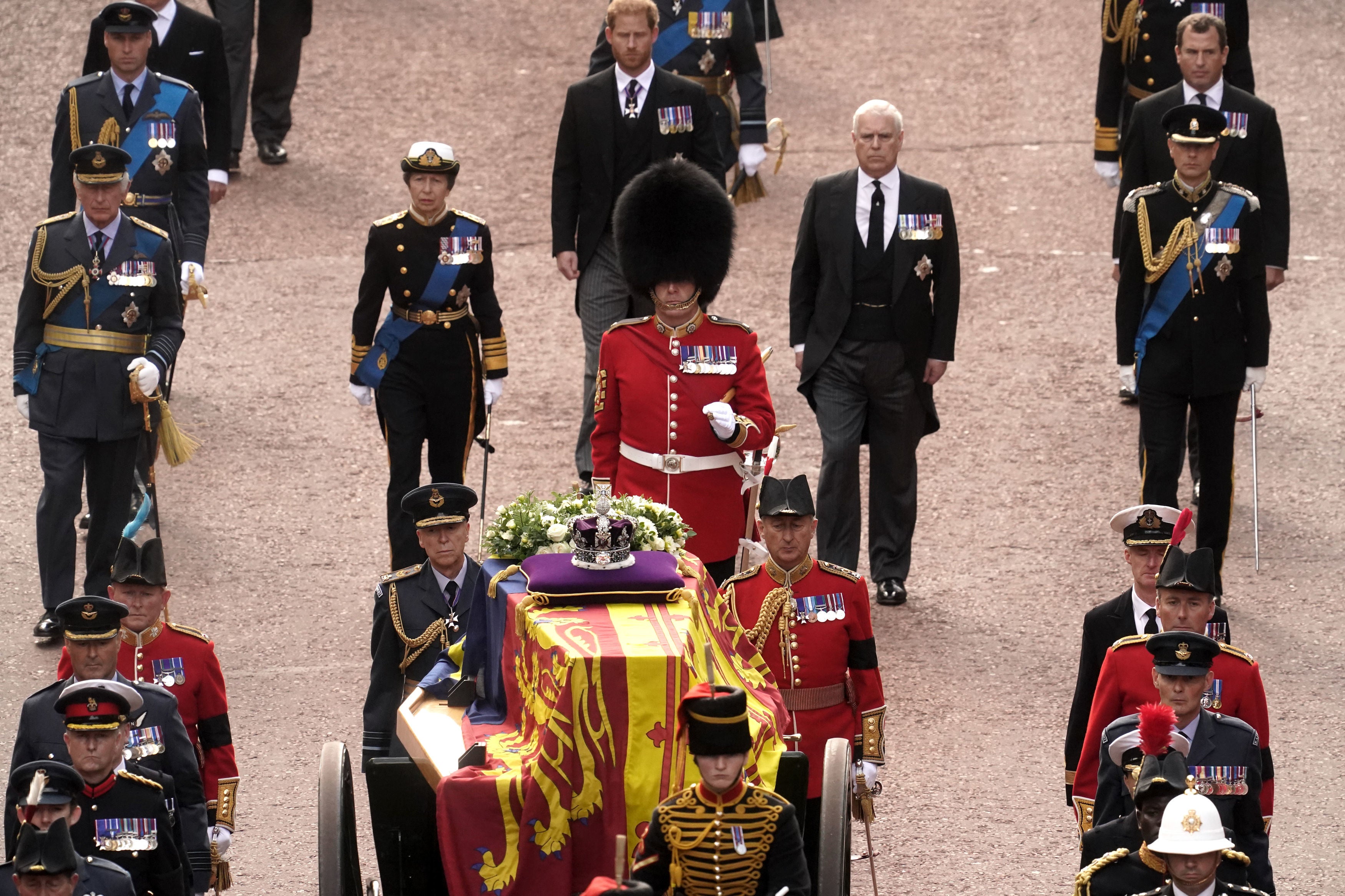Miembros de la familia real británica siguen el ataúd de la reina Isabel durante una procesión