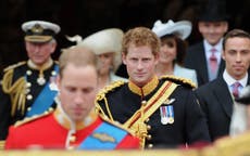Príncipe Harry confiesa en su nuevo libro que asistió a la boda de William y Kate con el pene “congelado”
