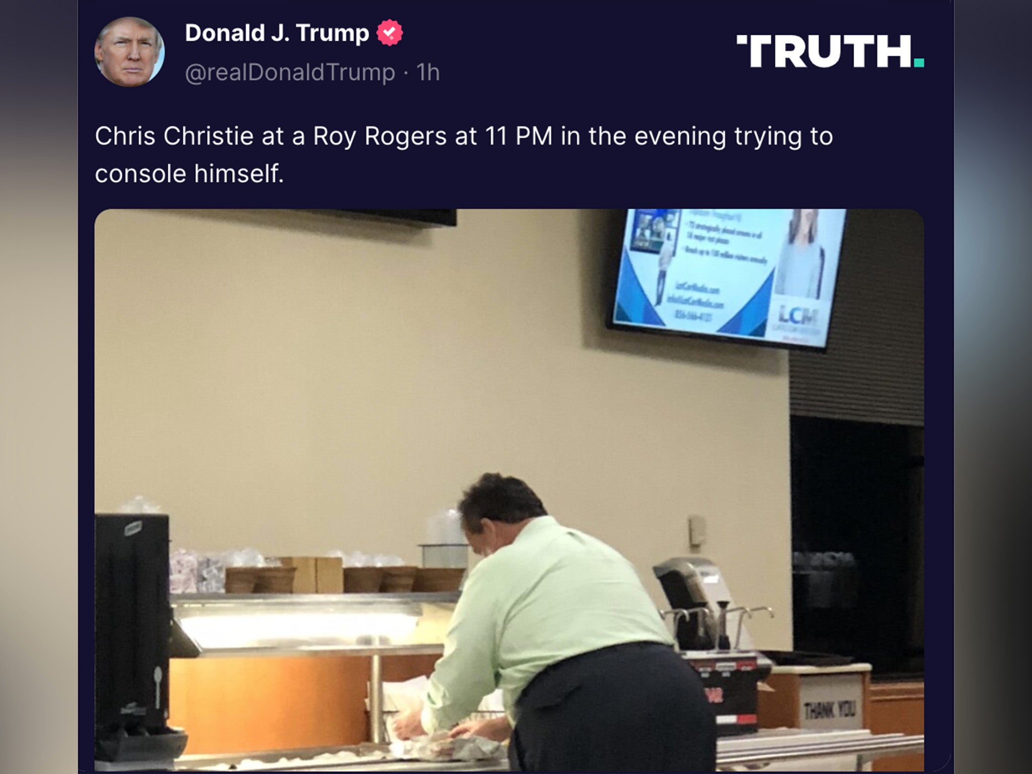 Donald Trumpp comparte una imagfen en Truth SOcial de un hombre inclinado sobre un buffet, con un mensaje insultante contra el exgobernador republicano de Nueva Jersey Chris Christie