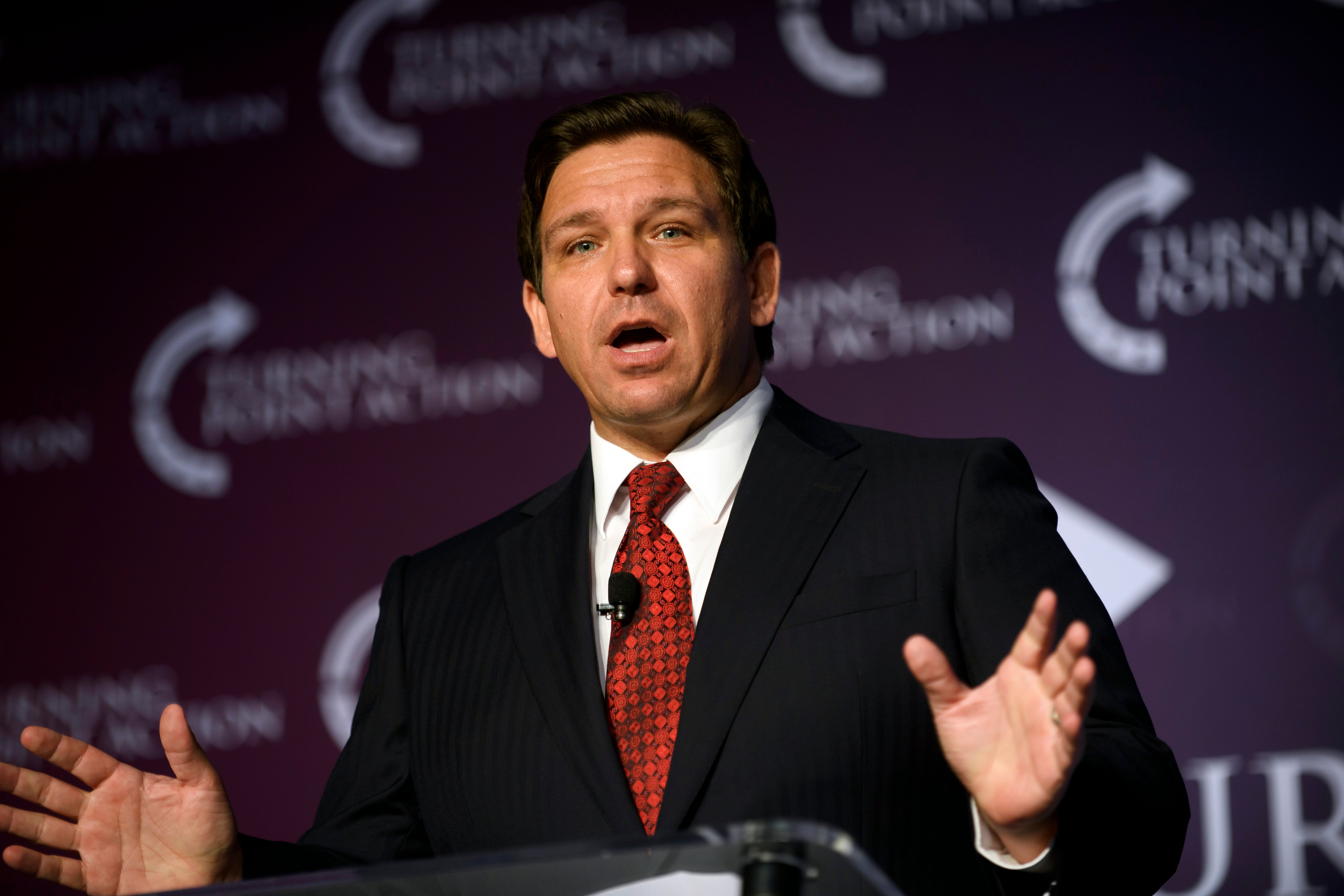 Critican a DeSantis en periódicos de Florida por “truco político” de llevar a venezolanos a Martha’s Vineyard