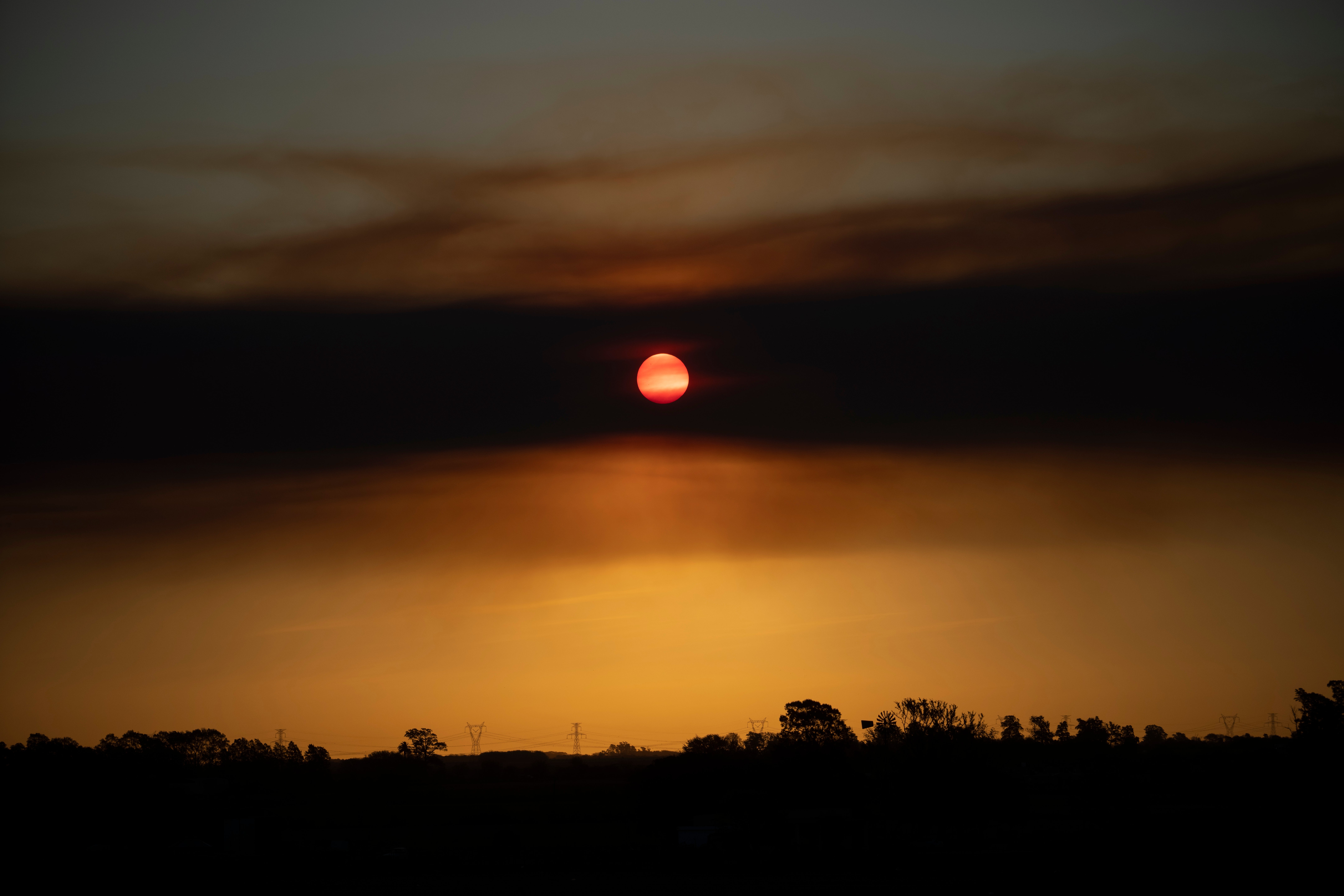 Densa nube por incendio en humedal castiga ciudad argentina