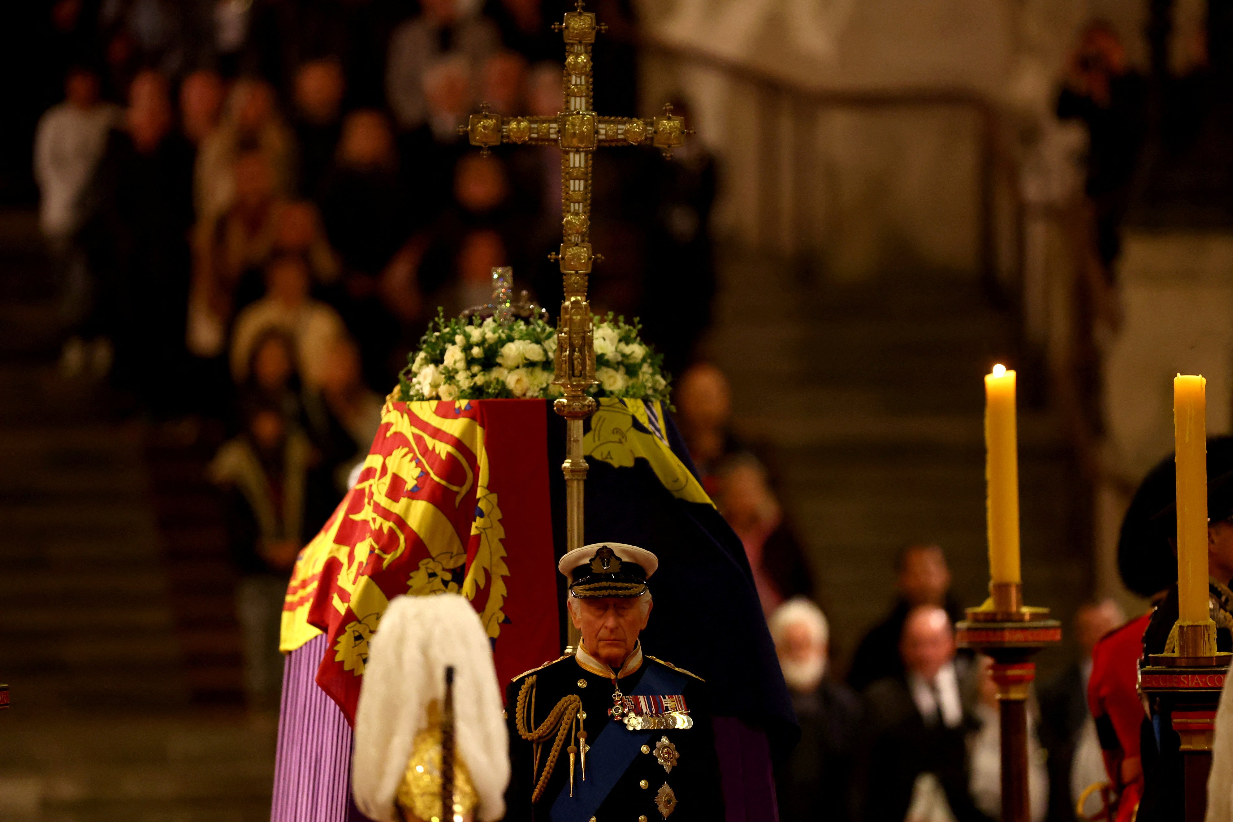 El rey Carlos III monta una vigilia tras la muerte de su madre