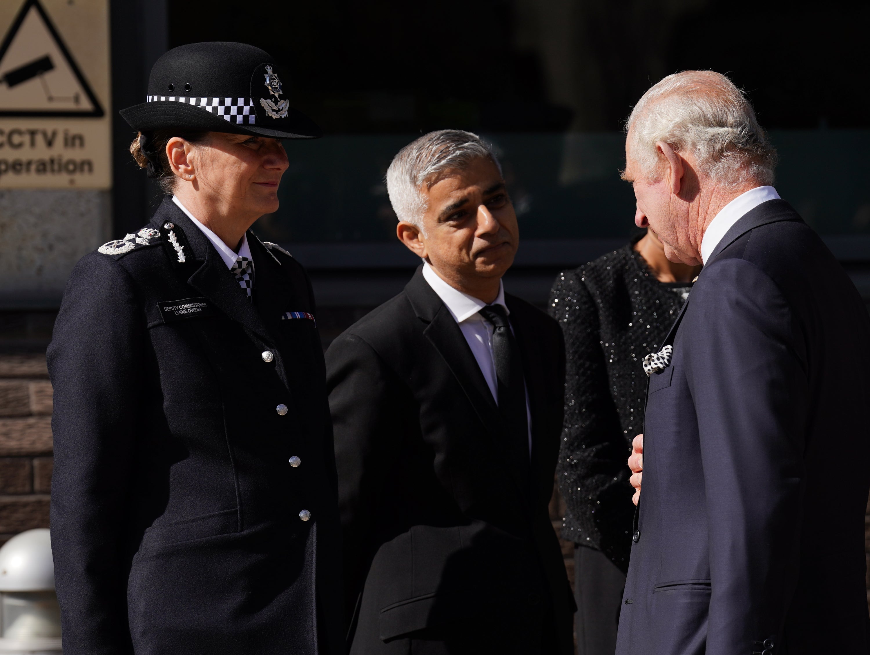 El rey habla con Dame Lynne Owens, la subcomisaria de la Policía Metropolitana y el alcalde de Londres Sadiq Khan (Kirsty O’Connor/PA)