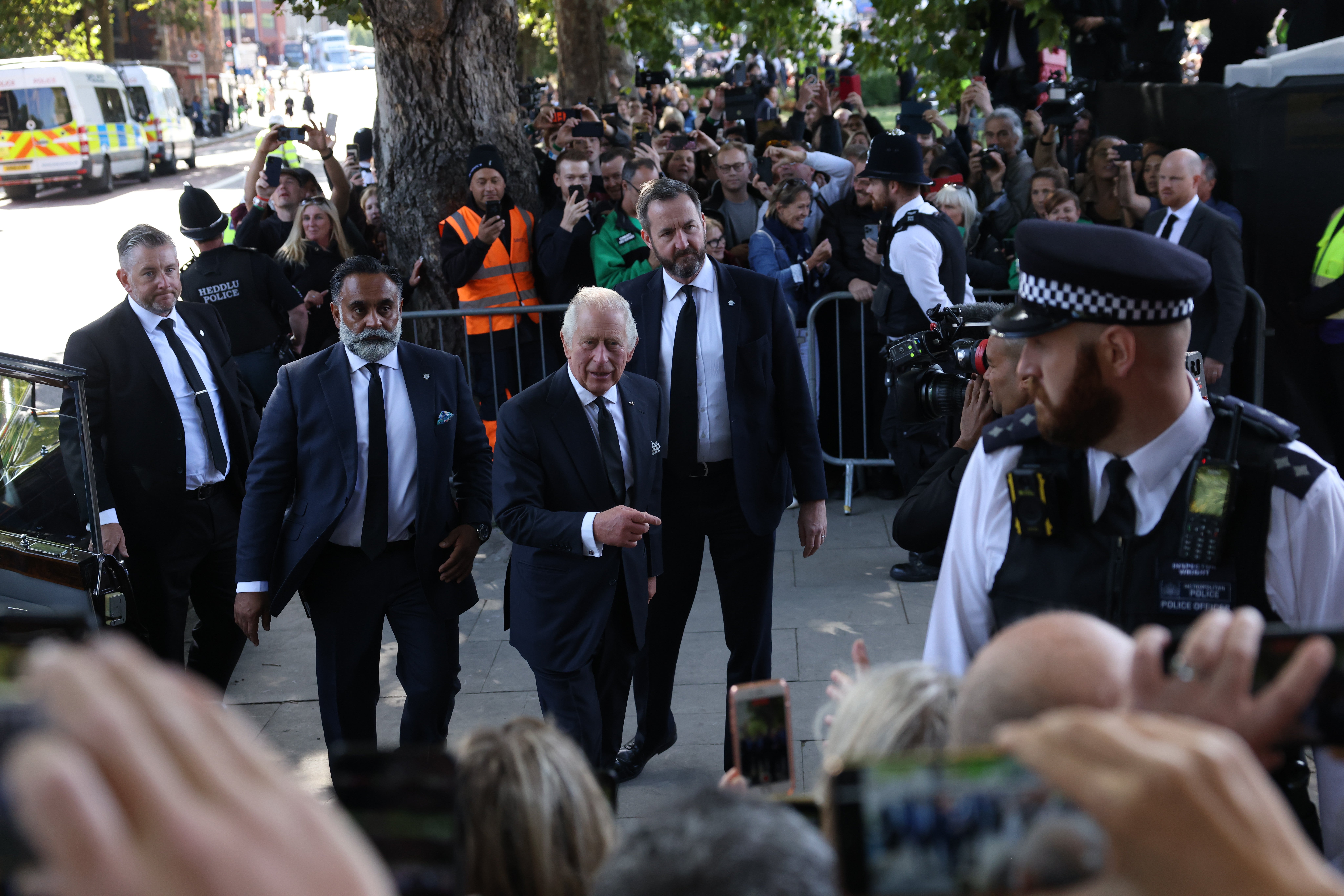 Reina Isabel – en vivo: Rey Carlos saluda a los dolientes mientras los paramédicos tratan a 700 personas