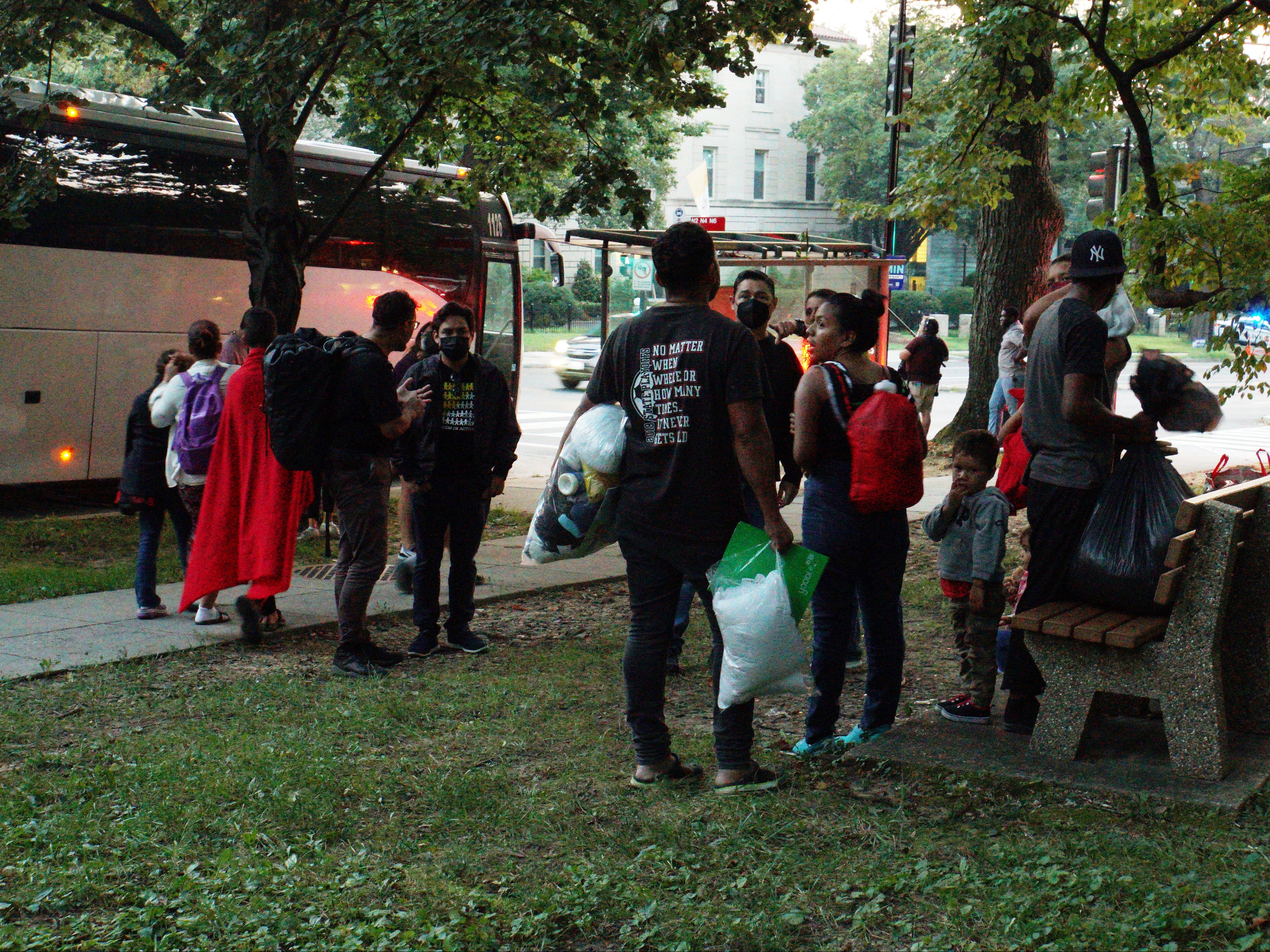 Envían migrantes a la residencia del vicepresidente desde Texas por segunda vez en la semana