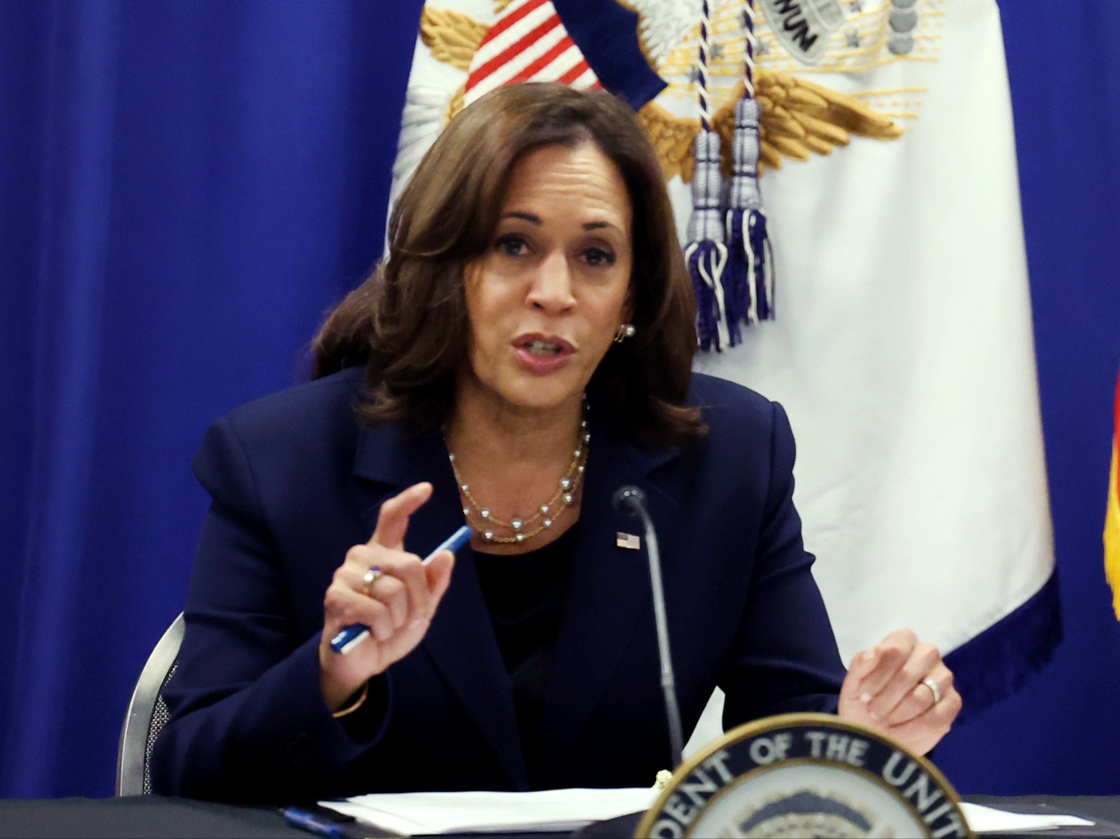 Kamala Harris critica a republicanos por “evasión total del deber” al enviar más migrantes a su residencia