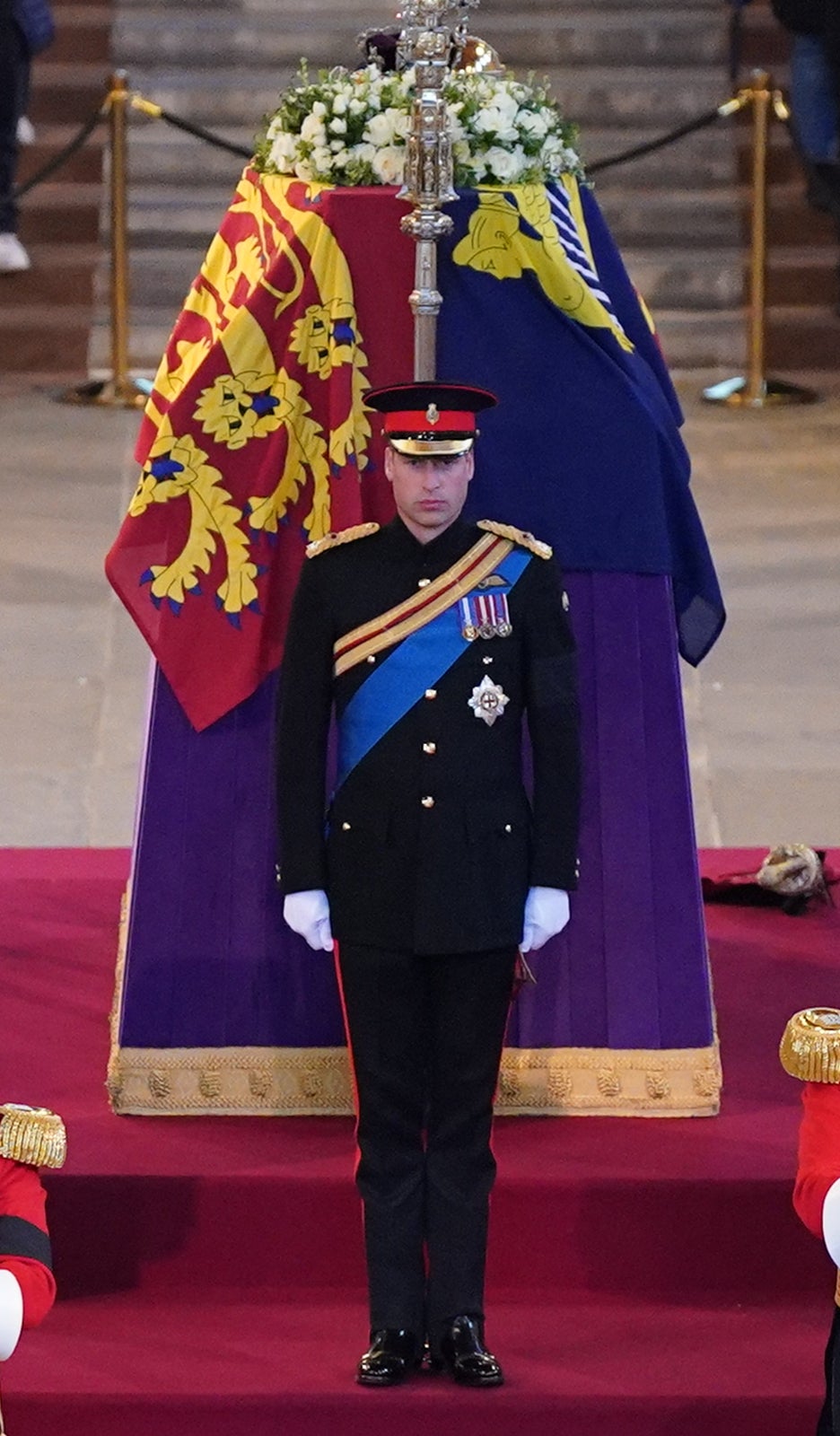 El principe de Gales en la vigilia frente al ataúd de la reina