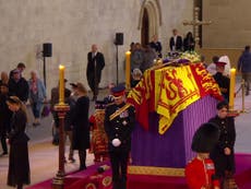 Los príncipes William y Harry encabezan a los nietos de la reina en una vigilia silenciosa junto a su ataúd