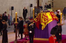 Los príncipes William y Harry encabezan a los nietos de la reina en una vigilia silenciosa junto a su ataúd