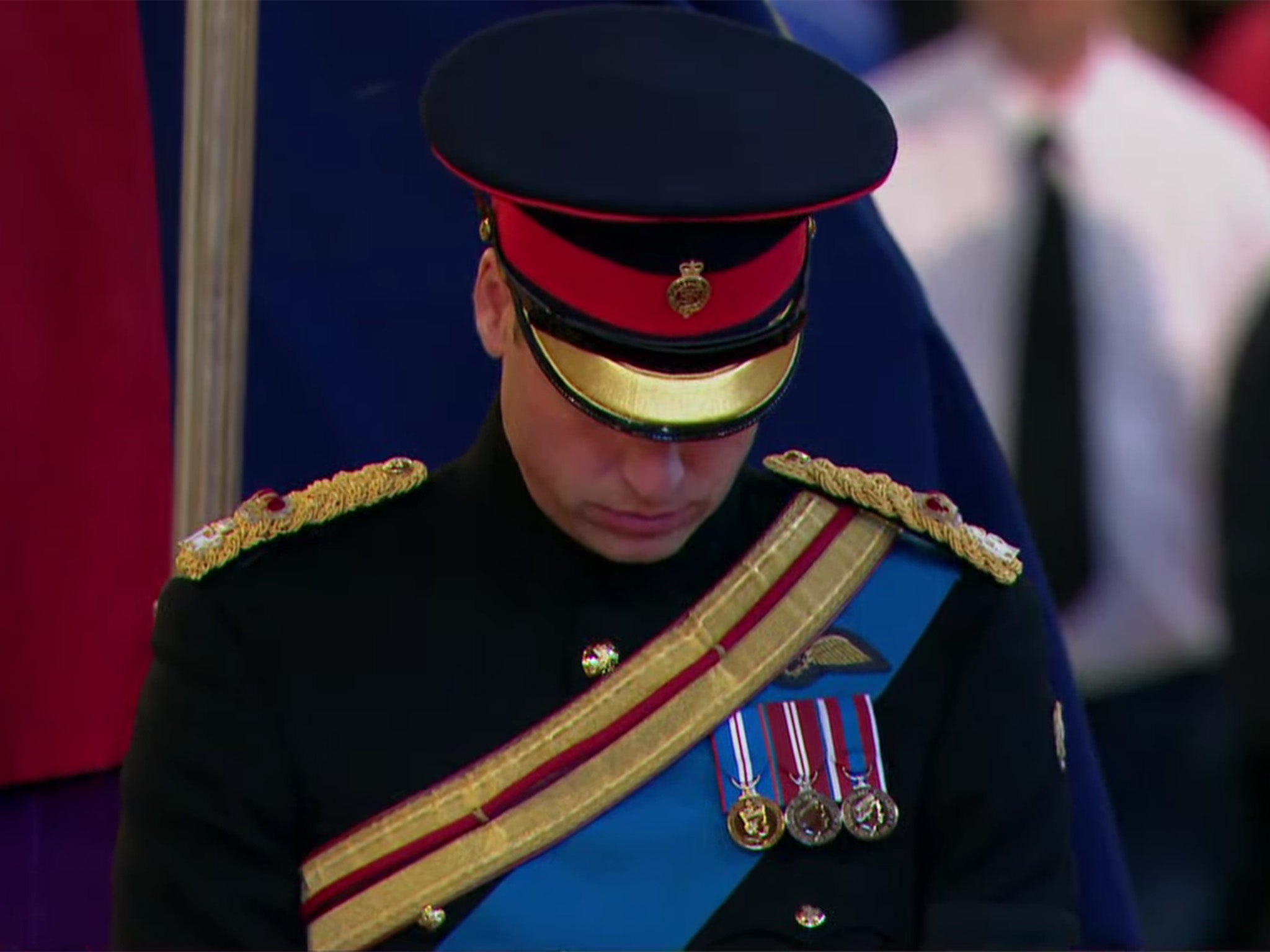 El príncipe William frente al ataúd de la reina Isabel