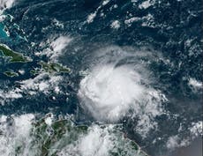 Tormenta tropical Fiona amenaza con convertirse en huracán y azota a Puerto Rico con fuertes lluvias