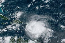 Tormenta tropical Fiona amenaza con convertirse en huracán y azota a Puerto Rico con fuertes lluvias