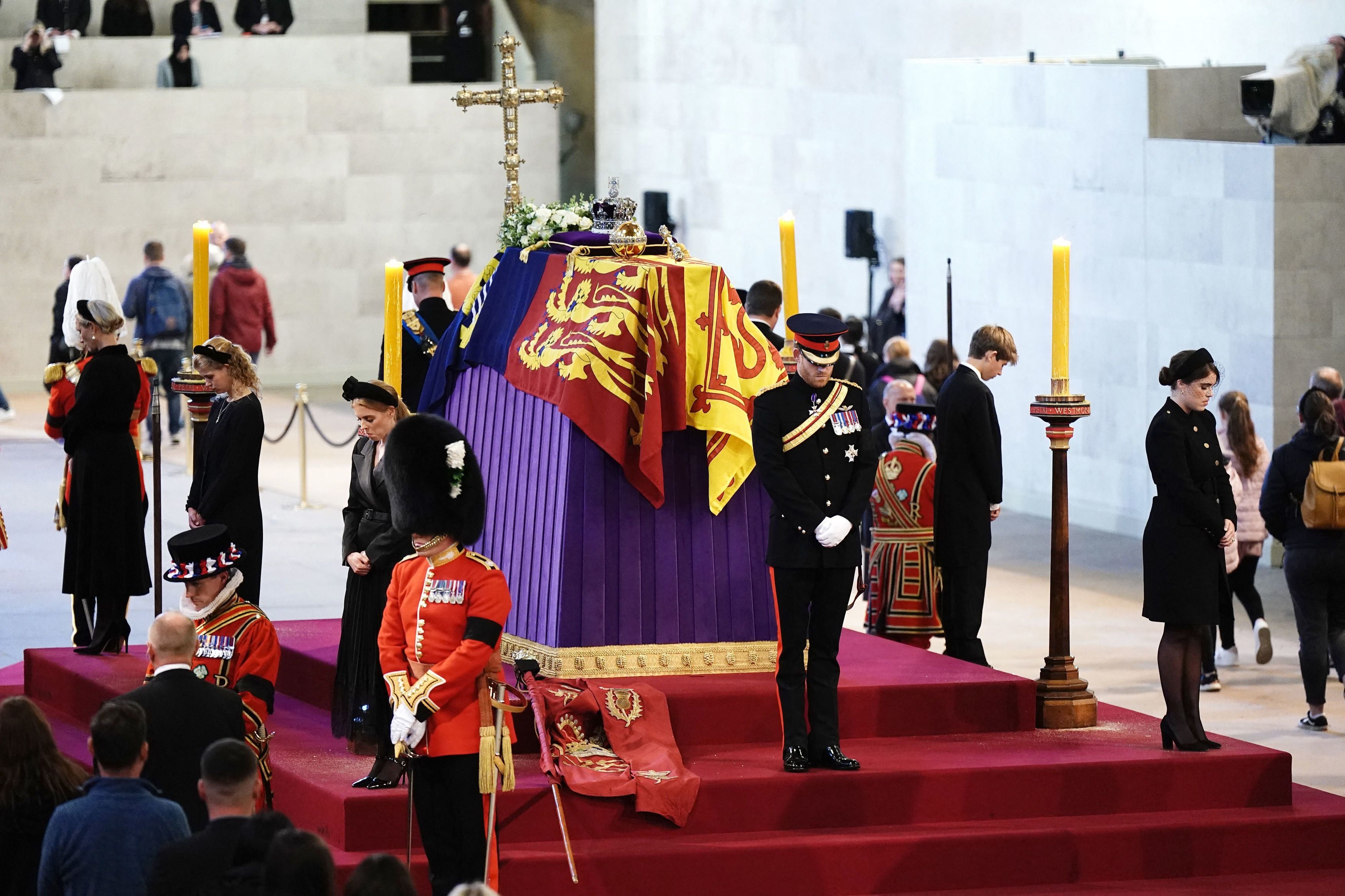 Los nietos de la reina Isabel II velan su ataúd en Westminster Hall