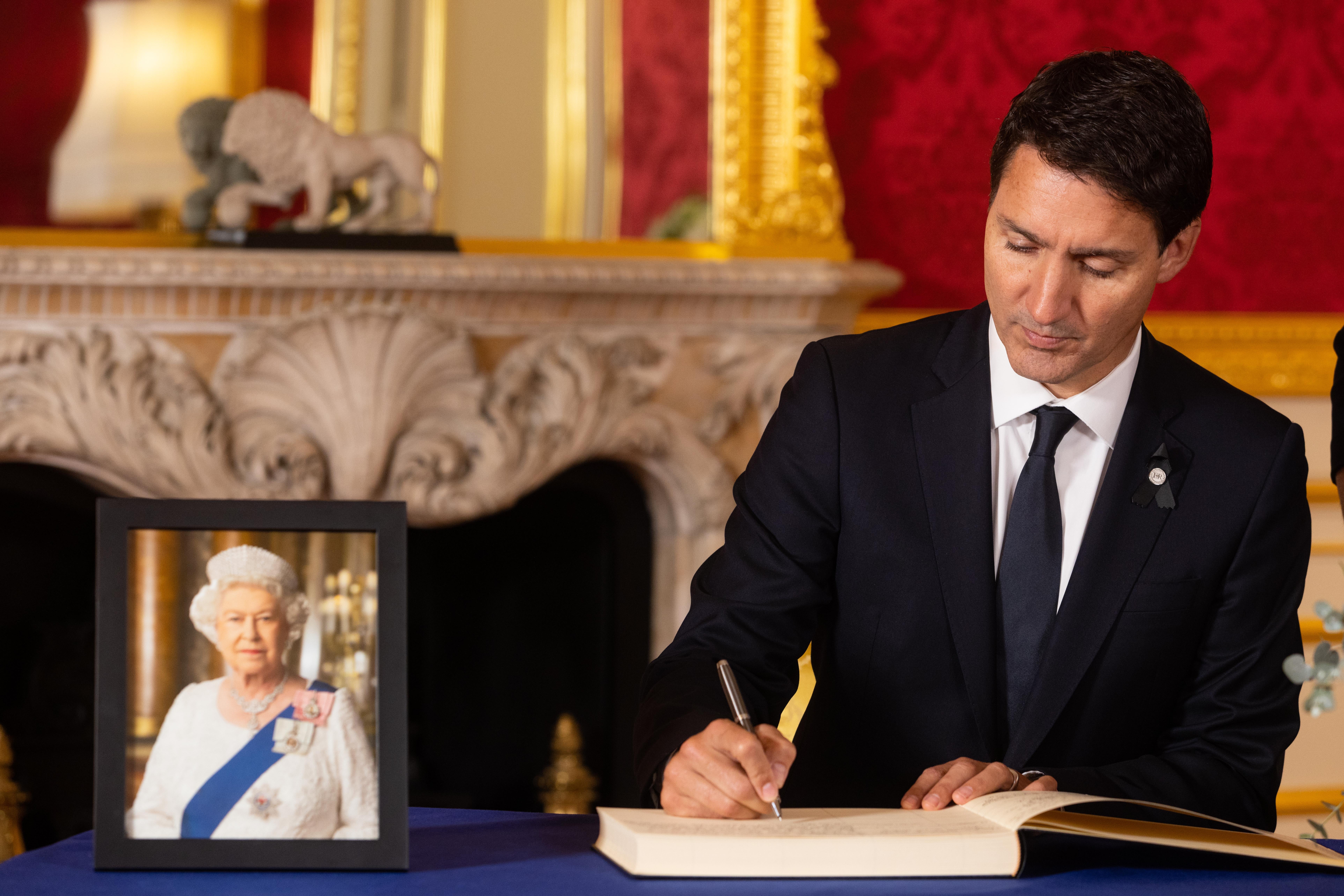El primer ministro canadiense, Justin Trudeau, firma el libro de condolencias en Lancaster House