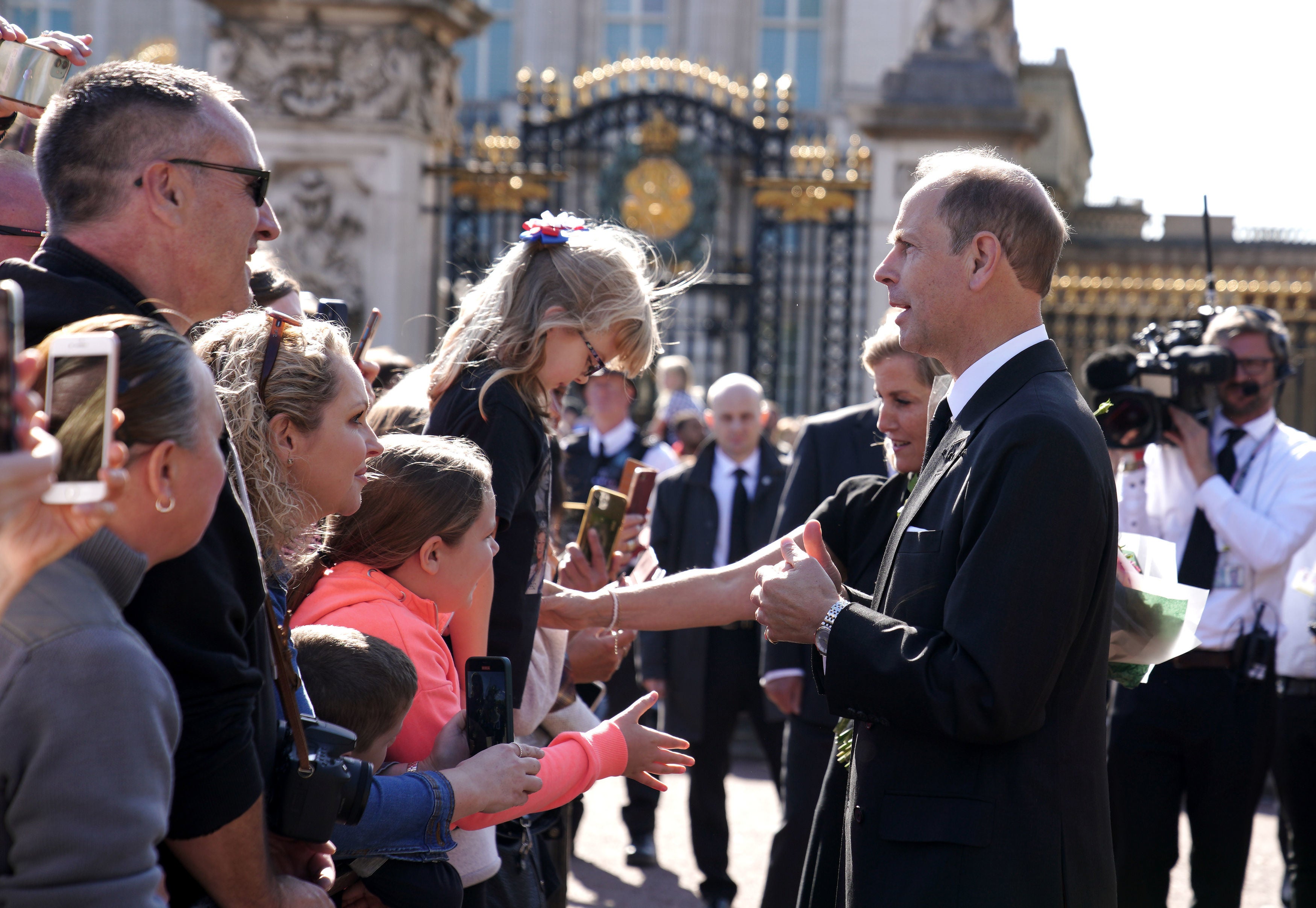 El príncipe Edward, conde de Wessex, se reúne con los simpatizantes fuera del Palacio de Buckingham