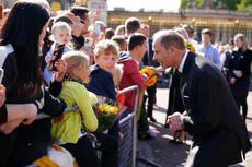 El príncipe Edward explica por qué no da la mano a las multitudes