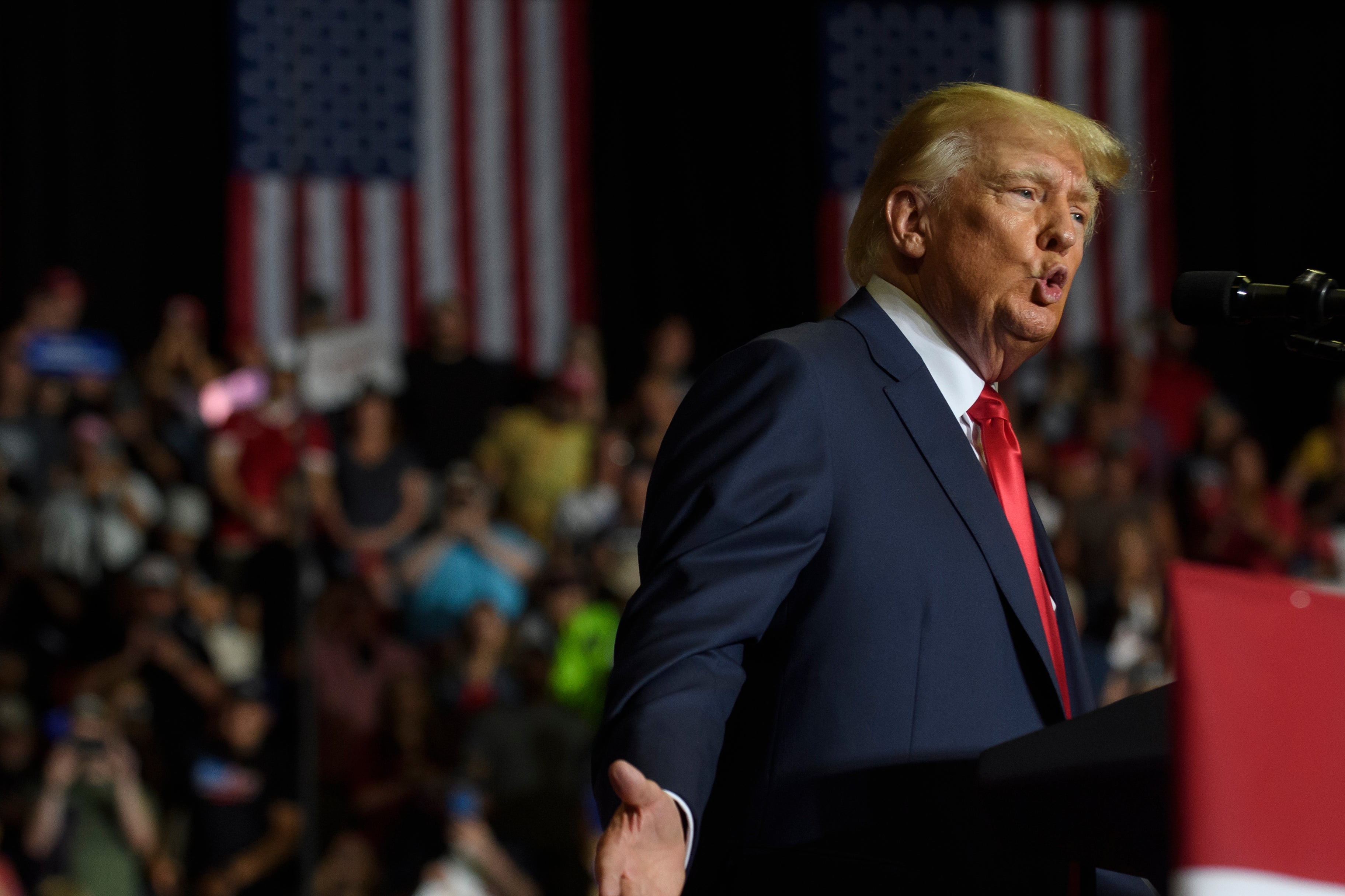 El expresidente Donald Trump habla en un mitin de “Save America” para apoyar a los candidatos republicanos que se presentan a cargos estatales y federales en el estado en el Centro Covelli