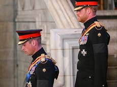 Príncipe Harry queda “desconsolado” al ver que retiraron las iniciales de la reina Isabel II de su uniforme