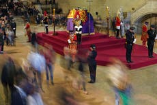 Cierran la fila para ver a la reina Isabel II y se insta al público a ya no formarse